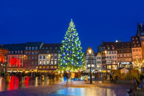 Schlendern Sie über den Weihnachtsmarkt auf dem Kléberplatz in Straßburg.
