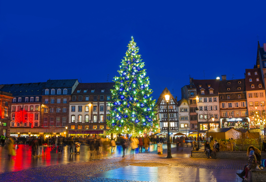 Schlendern Sie über den Weihnachtsmarkt auf dem Kléberplatz in Straßburg.