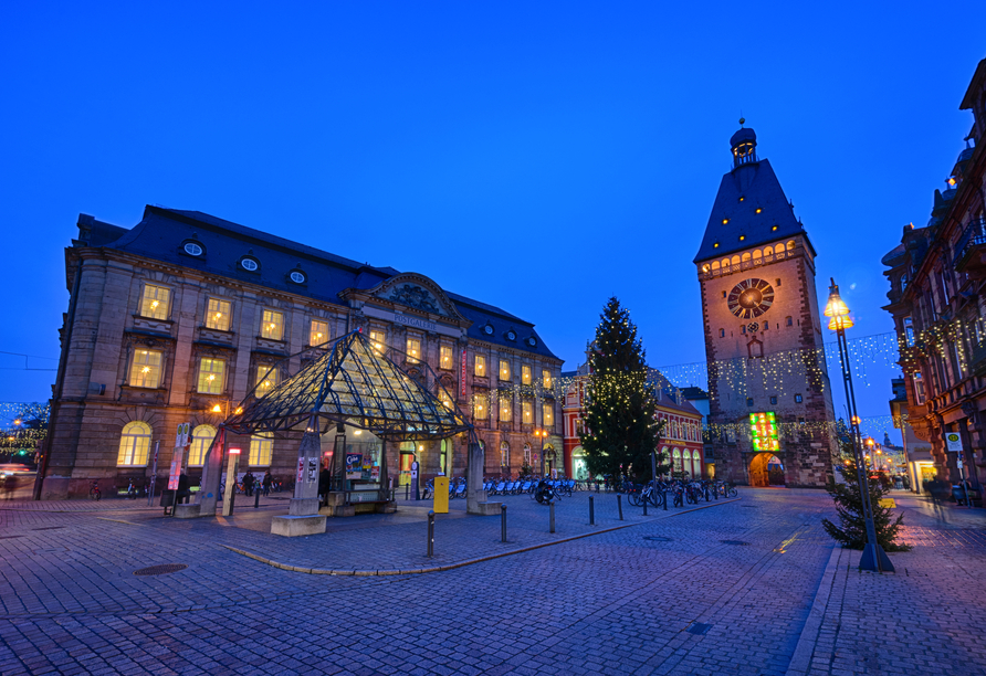 Der Altpörtel in Speyer erstrahlt im Weihnachtsglanz.