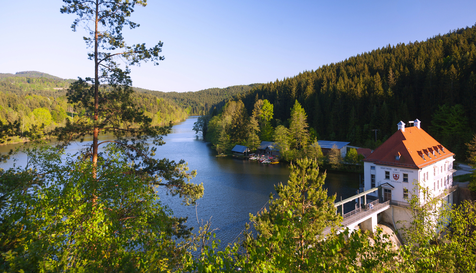 Der Höllensteinsee ist ein beliebtes Ausflugsziel im Bayerischen Wald!