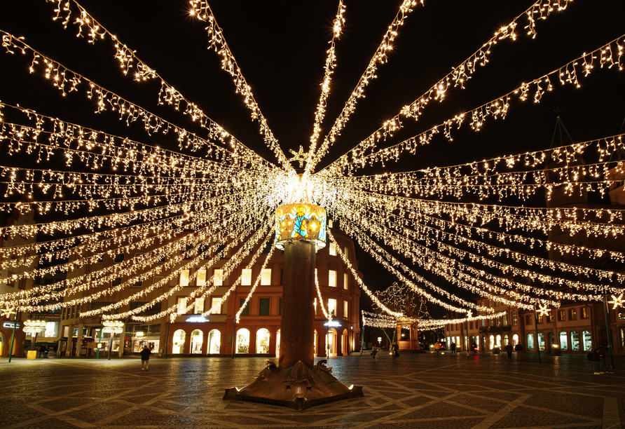 Der Domplatz in Mainz ist in der Adventszeit von einem Lichtermeer überdeckt. Dort werden sich die Weihnachtsbuden anreihen.