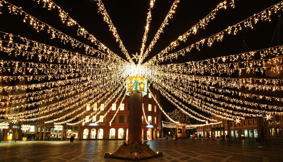 Der Domplatz in Mainz ist in der Adventszeit von einem Lichtermeer überdeckt. Dort werden sich die Weihnachtsbuden anreihen.