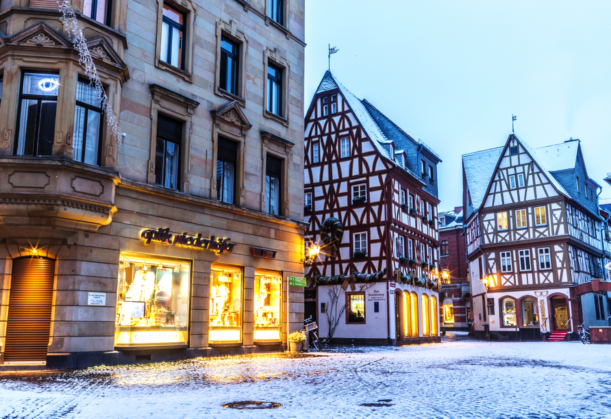 Spazieren Sie durch die beleuchtete Mainzer Altstadt.