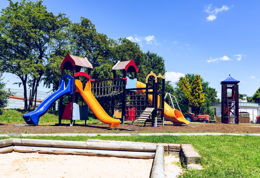 Auf den Spielplatz können sich Ihre Kinder austoben.