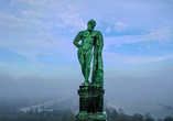 Hoch oben über Kassel steht die gigantische Herkules-Figur.