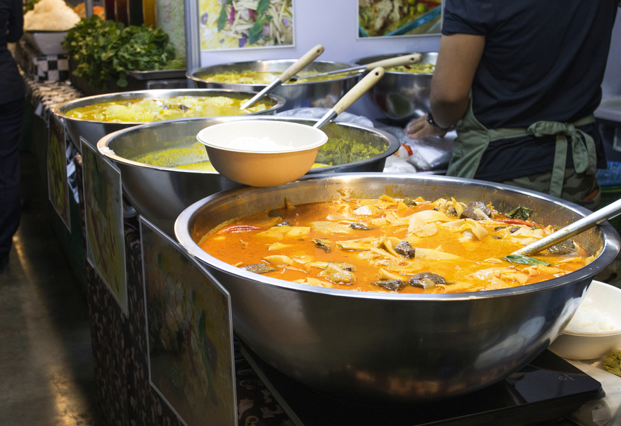 In den Straßen Bangkoks duftet es verführerisch nach feurigem Essen.