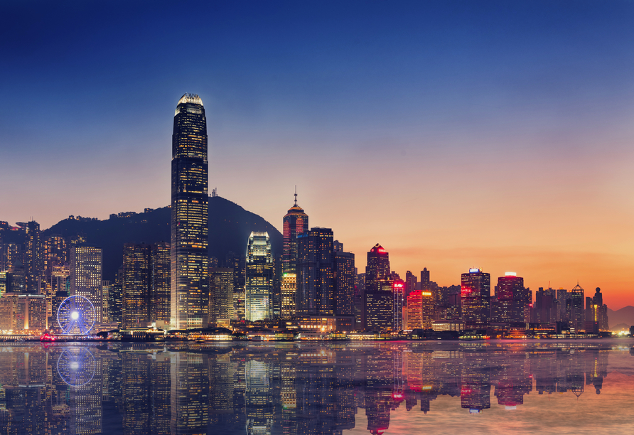 Besonders in den Abendstunden verzaubert die glitzernde Stadt Hongkong die Menschen.