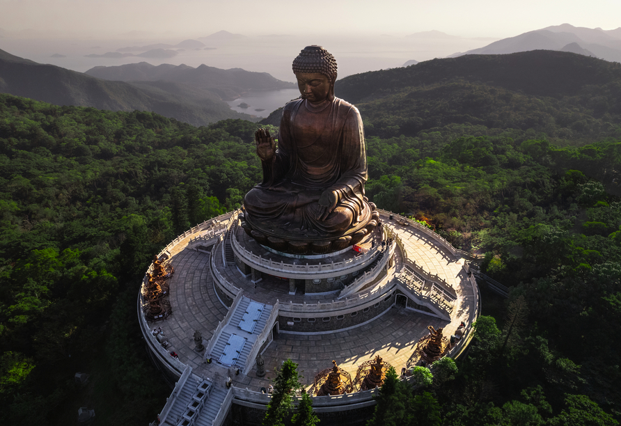 Der Big Buddha oder Tian Tan Buddah ist das atemberaubende Wahrzeichen von Hongkong.