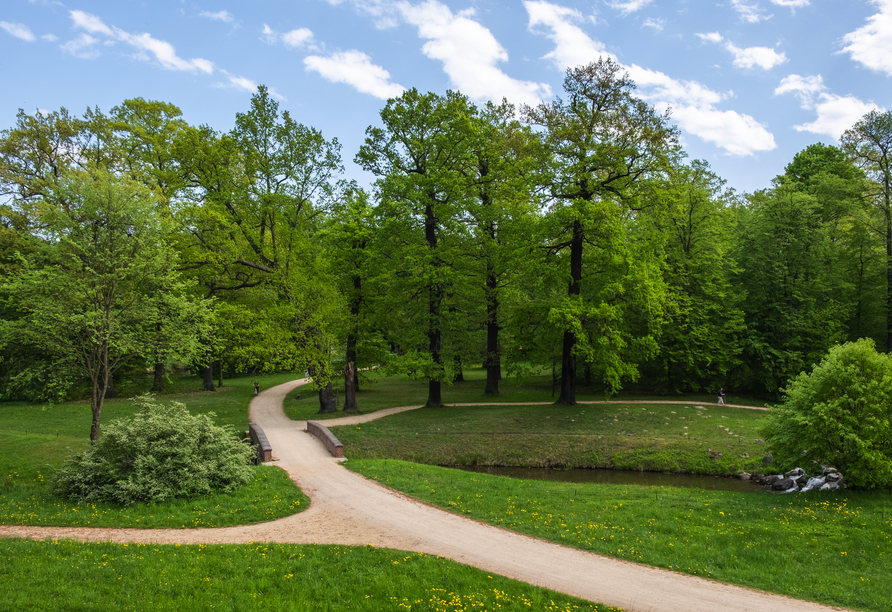 Der Fürst-Pücklerpark in Bad Muskau an der Eichseebrücke lädt zu ausgiebigen Spaziergängen ein.
