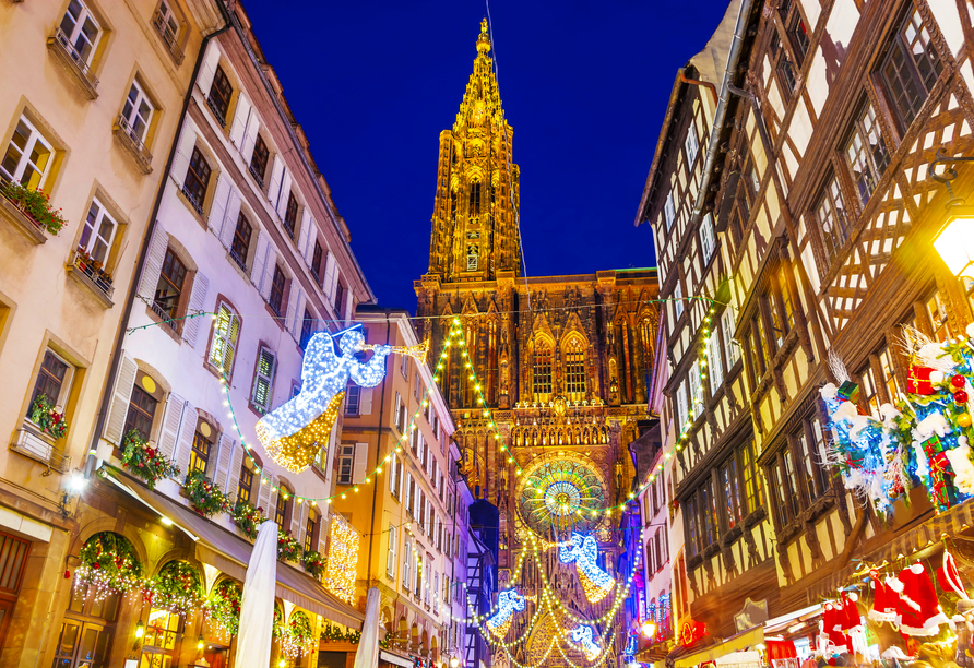 Die Straßen rund um das Straßburger Münster sind festlich geschmückt.