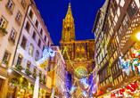 Die Straßen rund um das Straßburger Münster sind festlich geschmückt.