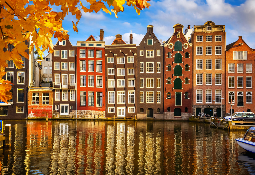 Freuen Sie sich im herbstlichen Amsterdam unter anderem auf die traditionellen, bunten Kanalhäuser.