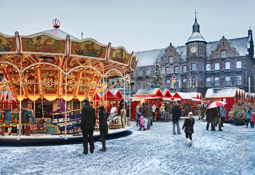 Stärken Sie sich auf dem Düsseldorfer Weihnachtsmarkt, bevor es an Bord geht.