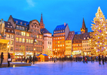 Der Weihnachtsmarkt in Straßburg erstrahlt das Stadtbild.