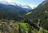 Beeindruckend ist die Eisenbahnbrücke bei Langwies in der Gemeinde Arosa.
