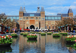 Besuchen Sie das imposante Rijksmuseum in Amsterdam.