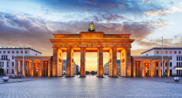 Das Brandenburger Tor empfängt Sie als Wahrzeichen Berlins.