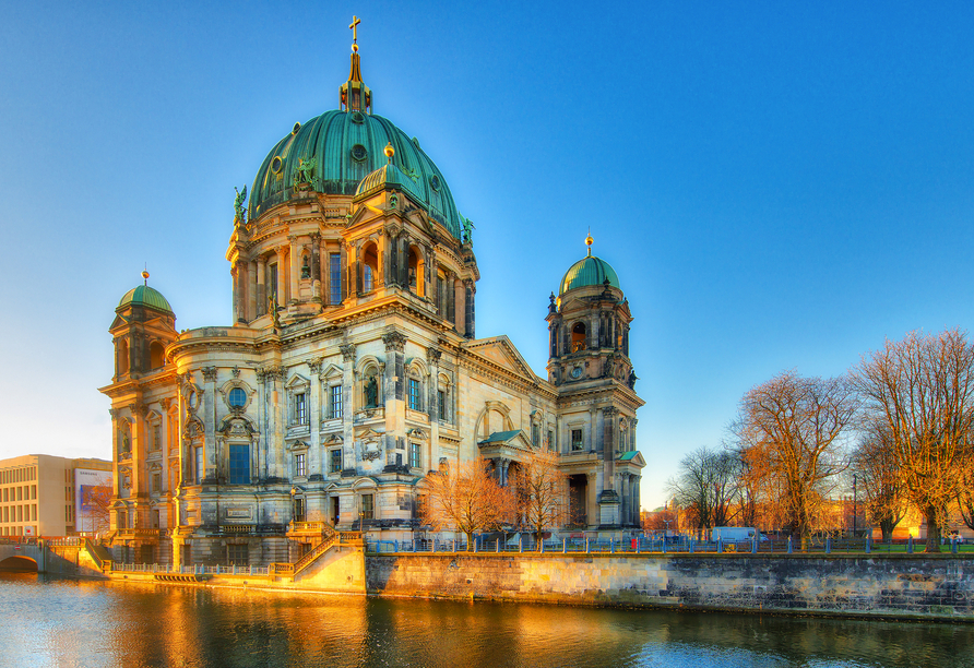 Der Berliner Dom erstrahlt in einem besonderen Glanz.