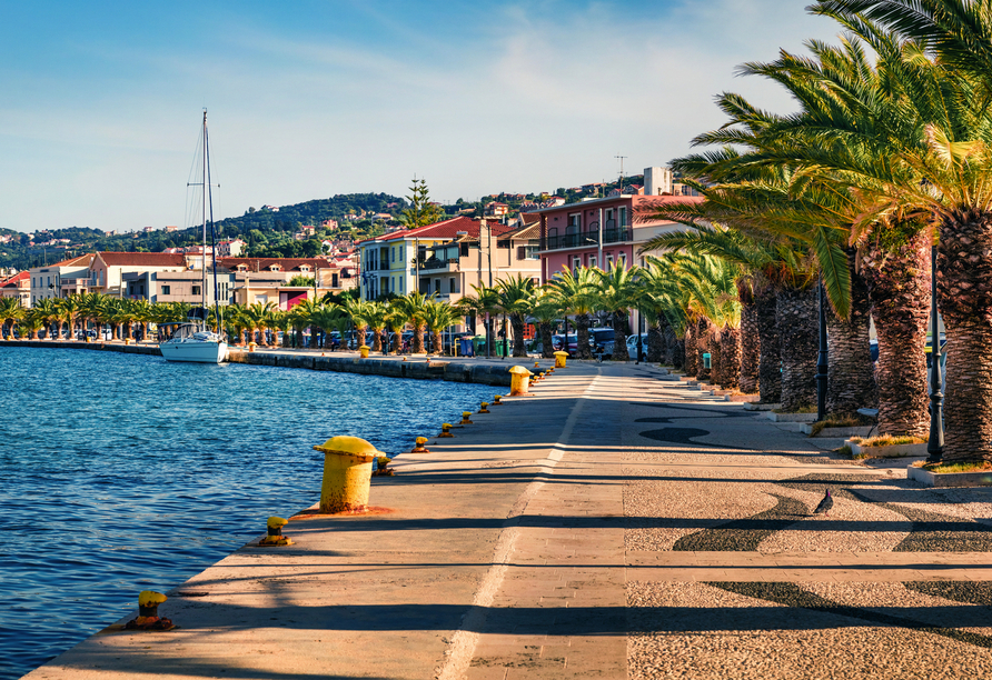 Schlendern Sie entlang der Uferpromenade in Argostoli.