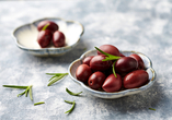 Probieren Sie die köstlichen Kalamata Oliven, die nach der griechischen Stadt benannt wurden.