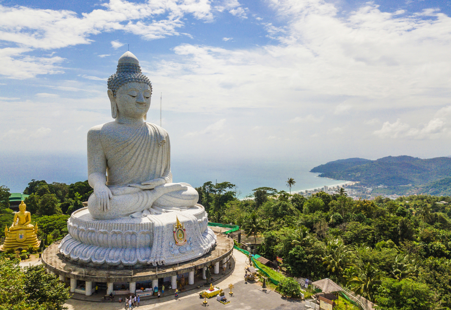 Von der Big Buddha-Statue in Phuket haben Sie einen tollen Blick auf Chalong Bay.