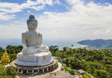 Von der Big Buddha-Statue in Phuket haben Sie einen tollen Blick auf Chalong Bay.