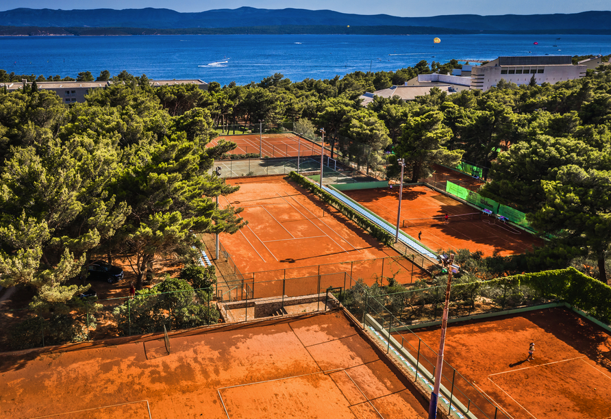 Auf den Tennisplätzen des Hotels können Sie sich bei einem spannenden Match auspowern.