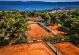 Auf den Tennisplätzen des Hotels können Sie sich bei einem spannenden Match auspowern.