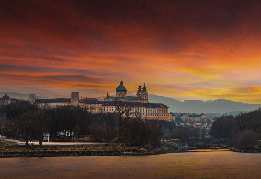 Das Benediktinerstift in Melk wacht über die Donau.