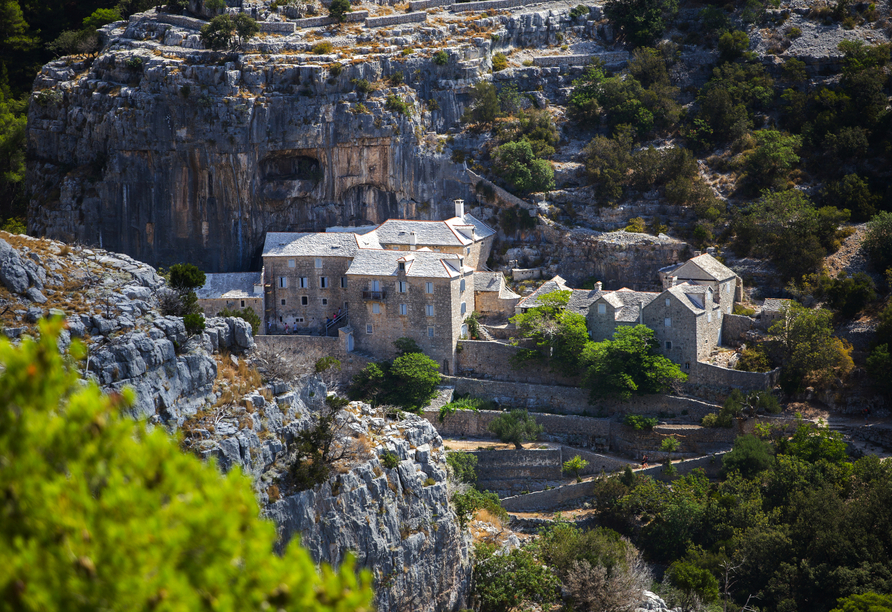 Der Klosterkomplex des Eremitage Blaca liegt spektakulär an einer steilen Felsklippe und kann nur über eine kleine Wanderung erreicht werden.