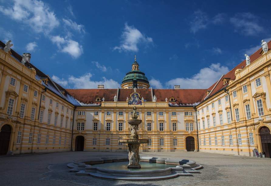 Besichtigen Sie das historische Benediktinerstift in Melk.