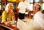 Lassen Sie es sich an Bord schmecken und genießen Sie den zuvorkommenden Service.