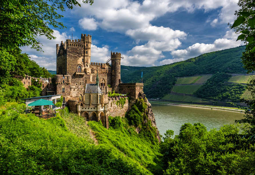 Die Burg Rheinstein befindet sich in der Nähe von Rüdesheim.