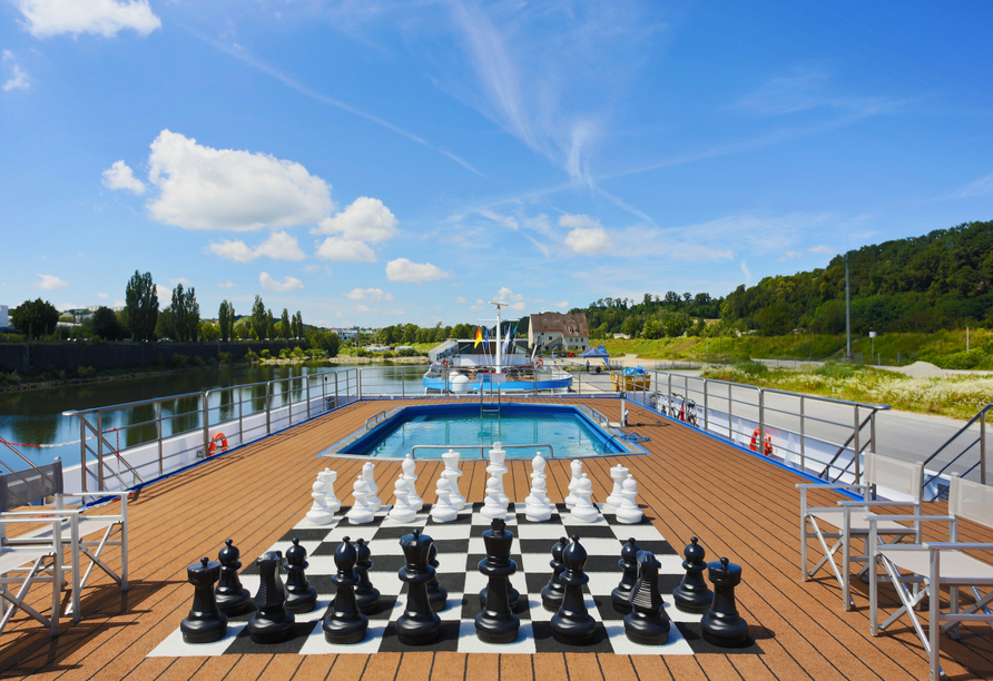 Ein Pool und ein Schachfeld bieten Abwechslung auf dem Sonnendeck.