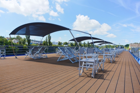 Vorbeiziehende Landschaft auf dem Sonnendeck 