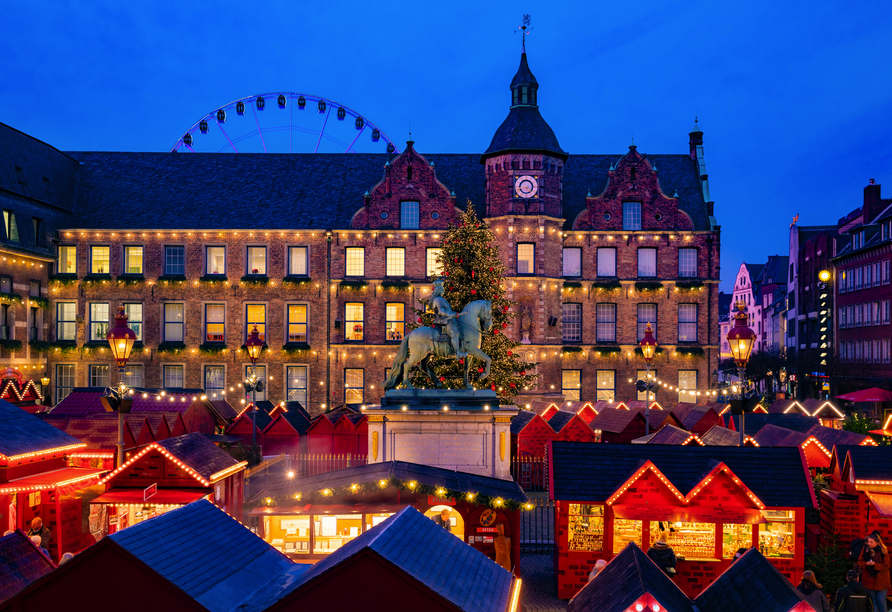 Weihnachtsmarkt auf dem Düsseldorfer Marktplatz mit festlicher Dekoration
