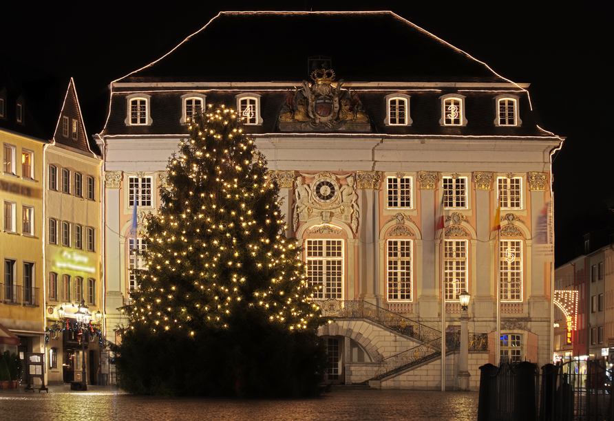 Das Alte Rathaus in Bonn wird zur Adventszeit mit Lichtern dekoriert.