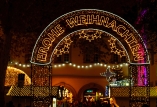 Die festlich geschmückte Altstadt in Koblenz mit dem Weihnachtsmarkt lädt zum Flanieren ein.