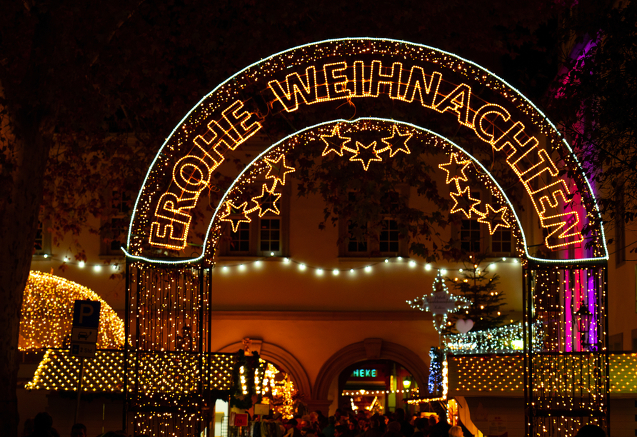 Die festlich geschmückte Altstadt in Koblenz mit dem Weihnachtsmarkt lädt zum Flanieren ein.