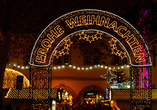 Die festlich geschmückte Altstadt in Koblenz mit dem Weihnachtsmarkt lädt zum Flanieren ein.