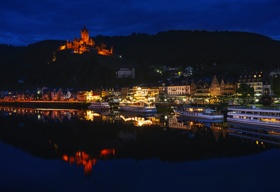 Die malerische Mosel vor der Kulisse der imposanten Reichsburg in Cochem.