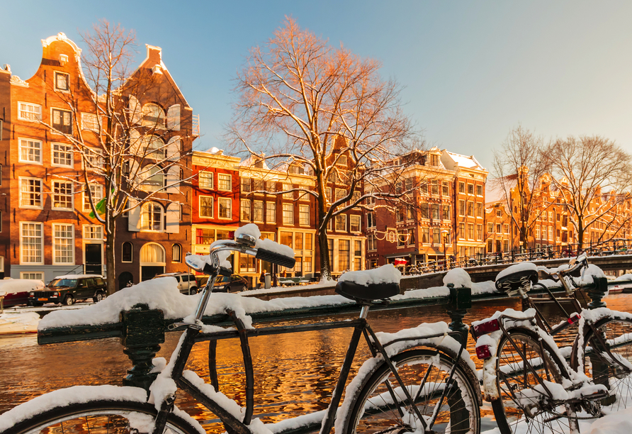 Das verschneite Amsterdam bietet eine spektakuläre Kulisse.