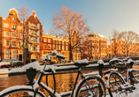 Das verschneite Amsterdam bietet eine spektakuläre Kulisse.
