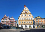 Fachwerkhäuser wie das Alte Rathaus schmücken den Marktplatz in Leonberg.