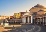 Die große halbkreisförmige Piazza del Plebiscito in Neapel