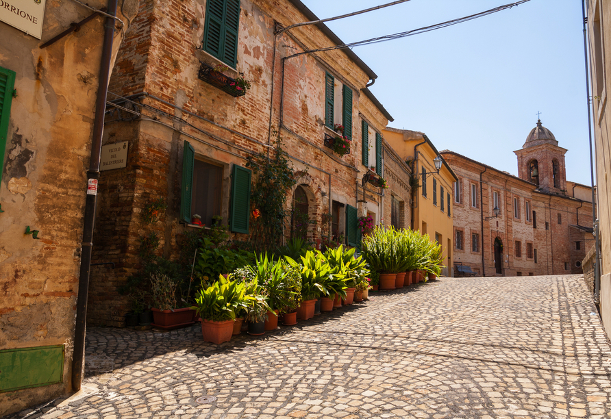 Schlendern Sie durch die typischen italienischen Dörfer und Altstädte an der Adria.