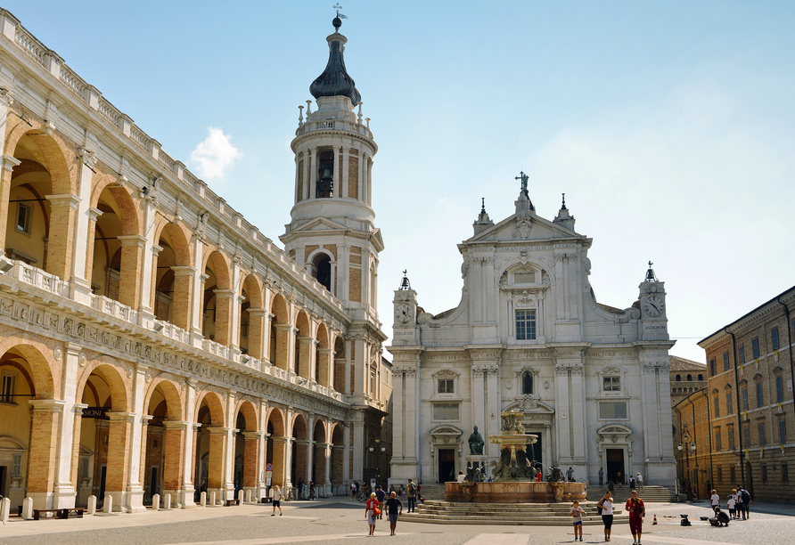 Die imposante Basilika vom Heiligen Haus an der „Piazza della Madonna“ in Loreto ist ein wichtiger Wallfahrtsort.