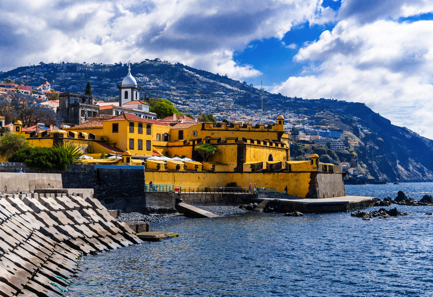 Die alte Festung in Funchal liegt direkt am Meer.