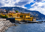 Die alte Festung in Funchal liegt direkt am Meer.