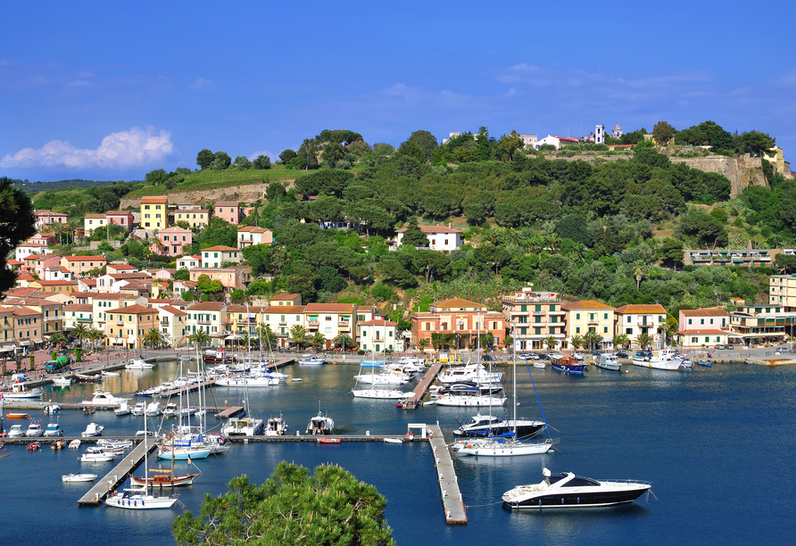 Auf Ihrer Inselrundreise werden Sie zahlreiche malerische Hafenstädte kennenlernen wie z.B. Porto Azzurro auf Elba.